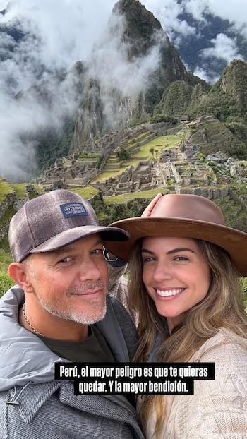 Alejandro Sanz y Stephanie Cayo juntos en Machu Picchu, consolidando su romance ante la mirada de turistas y fanáticos. IG