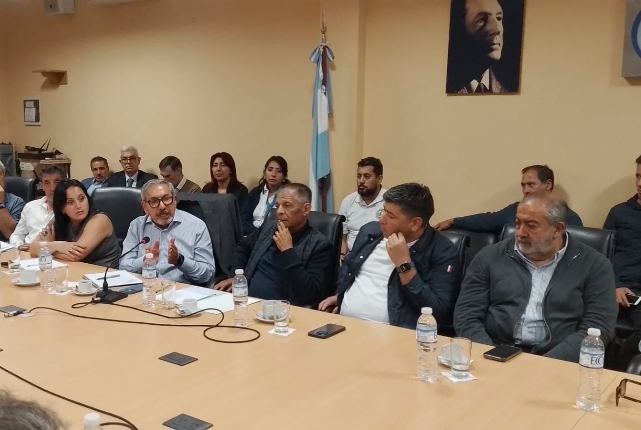 Rodolfo Daer (a la izquierda) habla en el encuentro de la CGT con las pymes