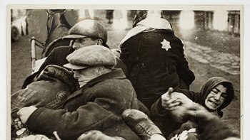 De un hueco en la tierra al museo: las desgarradoras fotos recobradas del gueto de Lodz