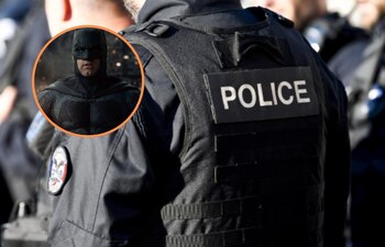 Un superhéroe detiene a un