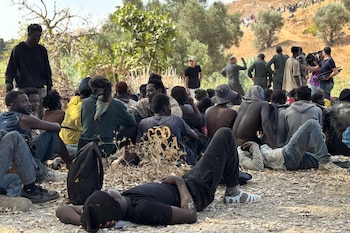 Marruecos intercepta a inmigrantes irregulares que quieren pasar a la ciudad española de Ceuta desde Castillejos . EFE/ Mohamed Siali