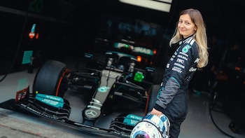 La piloto de 22 años que marcó un hito en la historia de la Fórmula 1 al rodar en un monoplaza de Mercedes