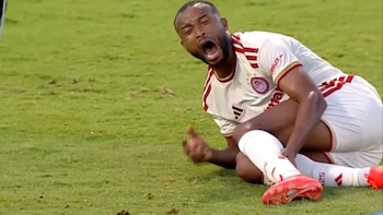 El grito de dolor de un futbolista tras sufrir una fractura de tibia y peroné: el sentido mensaje del arquero que lo lesionó