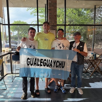 Tres argentinos avanzaron hacia la Copa FIFA Mundial 2026 con destino final a Estados Unidos. Foto: Instagram @enbiciandoalmundo