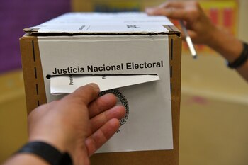 Sergio Massa y Javier Milei pelearán por la presidencia en el balotaje. EFE/ Enrique García Medina