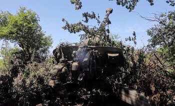 Un militar ruso disparando un