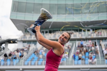 Aryna Sabalenka con el trofeo