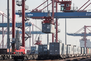 Una grúa transporta un contenedor