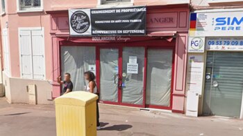 Imagen de la panadería que ha ganado en los tribunales antes de pintar su fachada de color negro. (Google Maps)