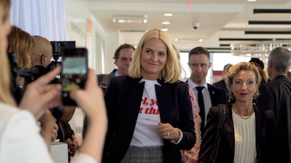 La princesa Mette-Marit de Noruega se sienta a hablar con la víctima de su hijo Marius Brog