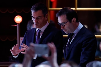 El presidente del Gobierno, Pedro Sánchez (i), y el vicepresidente primero y ministro de Economía, Comercio y Empresa, Carlos Cuerpo (d) durante la inauguración de la segunda edición del Invest in Spain Summit. (EFE/Mariscal)