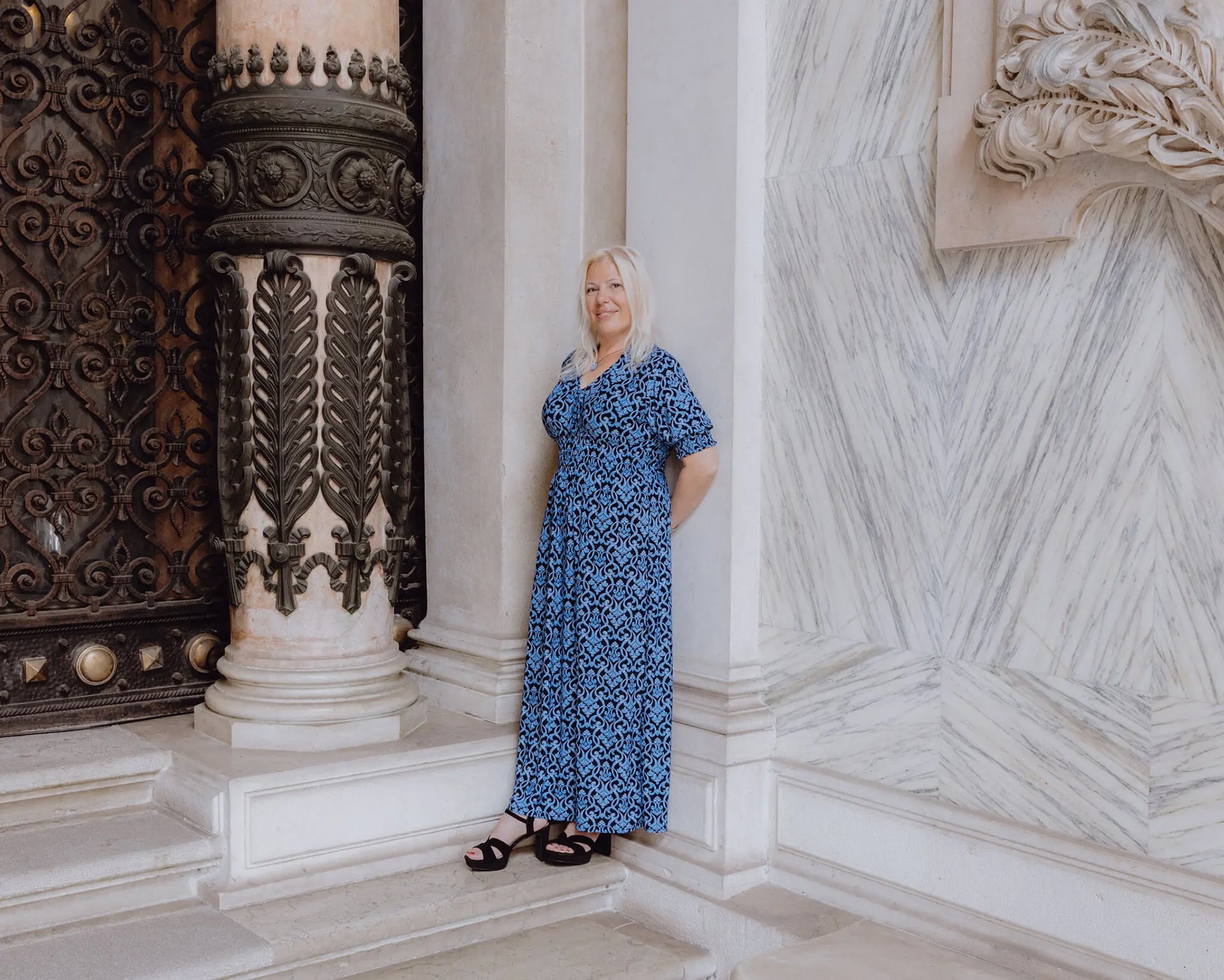 Susan Polgar, gran maestra de ajedrez, será desafiada por 50 amantes del arte simultáneamente en un evento ajedrecístico en el vestíbulo del MoMA (Foto: Matteo de Mayda / The New York Times)