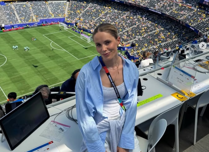 Lili Engels, la presentadora más joven del equipo ZDF para el Mundial 2026, informa desde Winston-Salem, sede de la delegación alemana