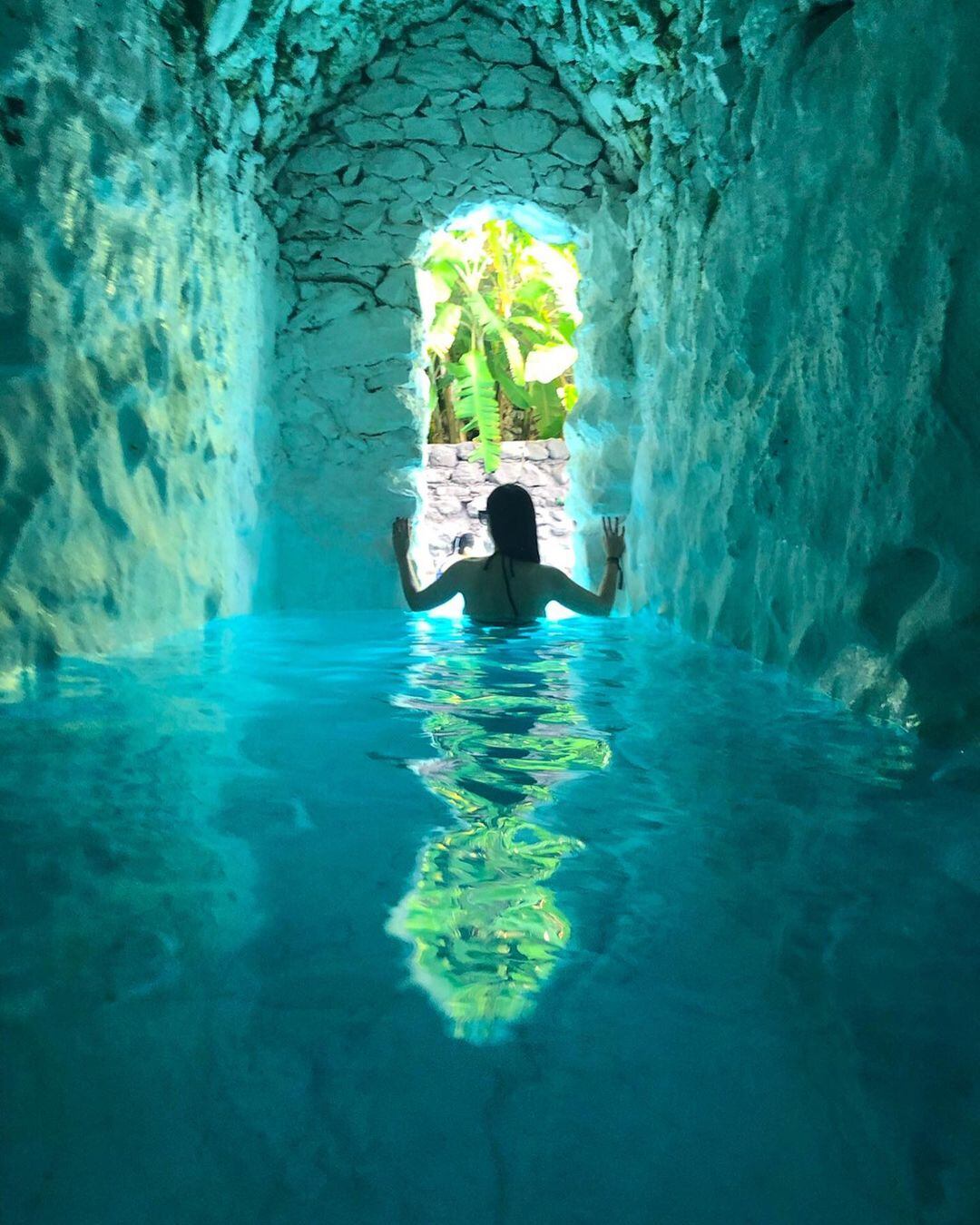 La Gruta destaca como complejo de aguas termales, brindando experiencias de bienestar y relajación rodeadas de naturaleza para parejas.
Crédito: IG/@
eclecticbygrizoe