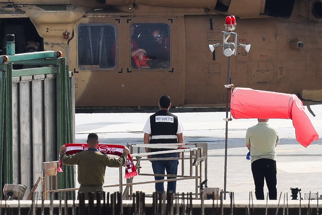 El rehén argentino-israelí Iair Horn, liberado y retenido en Gaza desde el mortal ataque del 7 de octubre de 2023, como parte de un alto el fuego y un acuerdo de intercambio de rehenes y prisioneros entre Hamas e Israel, llega en un helicóptero al Centro Médico Sourasky (Ichilov) en Tel Aviv, Israel, el 15 de febrero de 2025. REUTERS/Ronen Zvulun