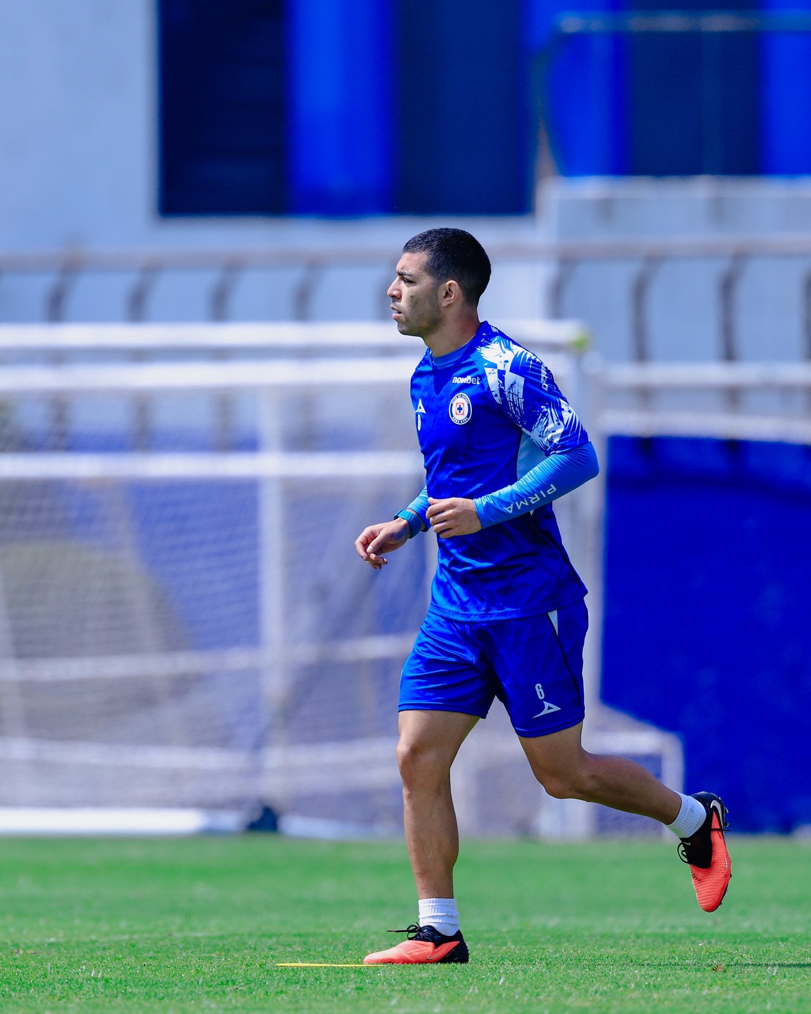 Cruz Azul compartió imágenes de Erik en ejercicios de cancha y con balón junto al plantel. (X/ @CruzAzul)