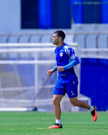 Cruz Azul compartió imágenes de Erik en ejercicios de cancha y con balón junto al plantel. (X/ @CruzAzul)
