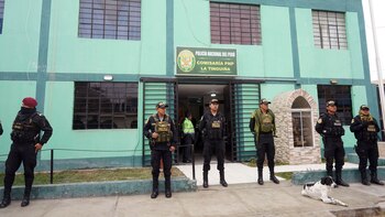 Arrestan a comisario PNP y