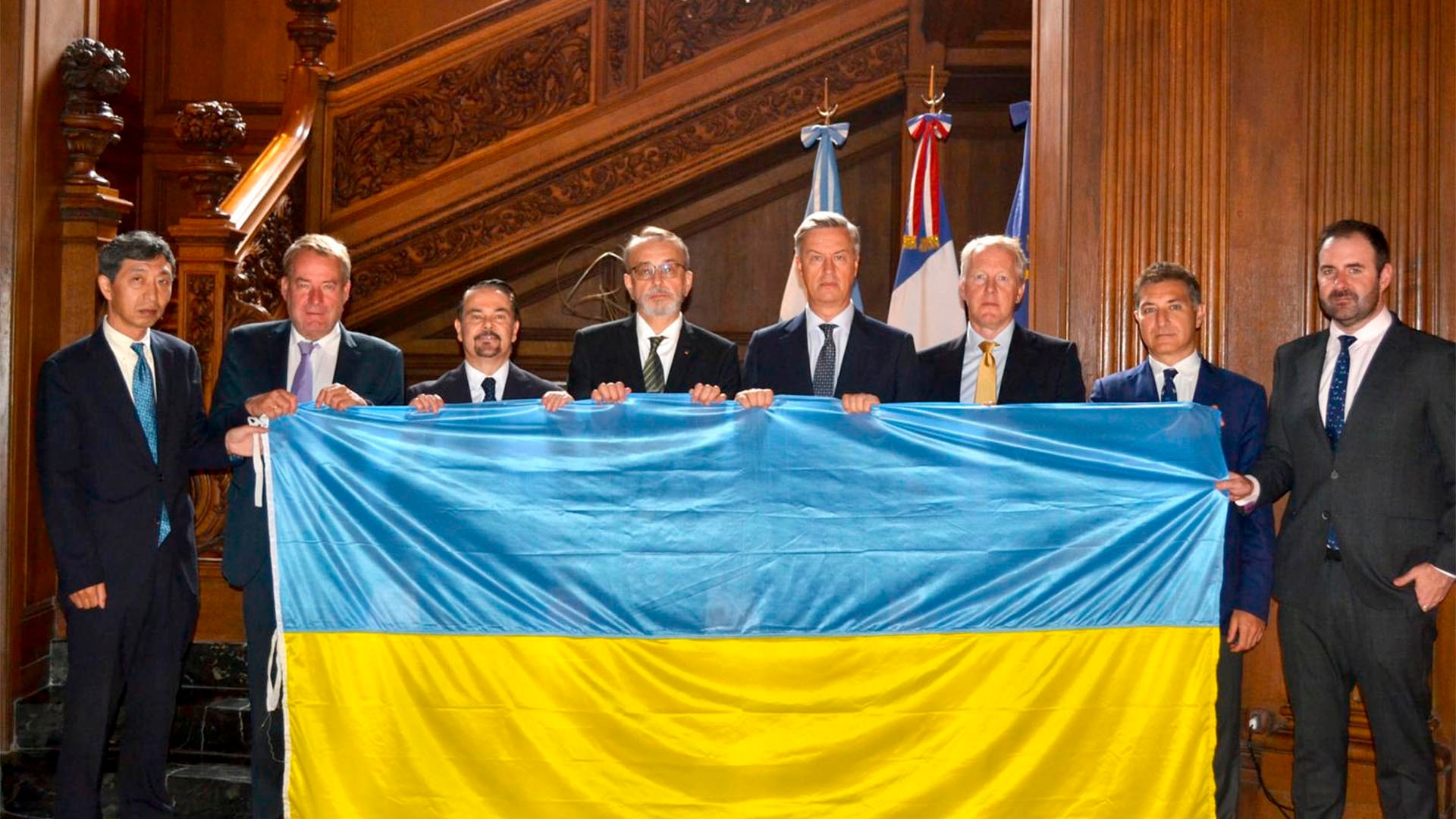 El Embajador británico @DSCairns y representantes del G7 en Argentina muestran su apoyo a Ucrania, reafirmando su compromiso con la libertad, la soberanía y la paz digna para el pueblo ucraniano. (@UKinArgentina)