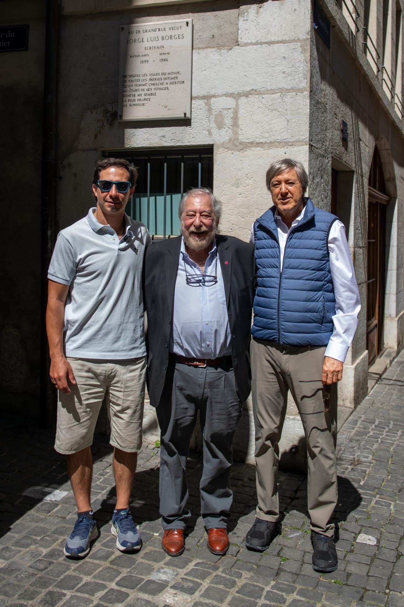 Marcos Liyo, Alejandro Vaccaro y Alejandro Roemmers, frente a la placa en la última casa de Borges.