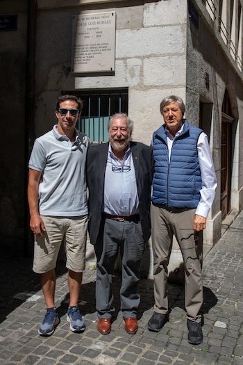 Marcos Liyo, Alejandro Vaccaro y Alejandro Roemmers, frente a la placa en la última casa de Borges.