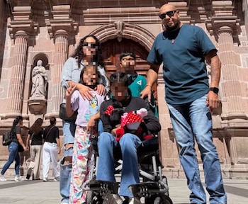 Durante el tiroteo se encontraba con su familia y según testigos los protegió de las balas Foto: Redes sociales familia de Carlos Israel Sánchez