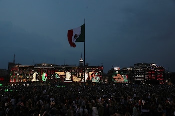 Las personas no dejan de llegar a las inmediaciones de Palacio Nacional donde grupos musicales participan previo al grito. (REUTERS/Henry Romero)