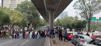 Manifestantes bloquean la circulación en Anillo Periférico.
Crédito: X / @OVIALCDMX