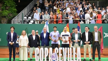 Sanz entrega la Copa Sevilla de Tenis a Facundo Díaz: "Un torneo descubridor de grandes talentos"