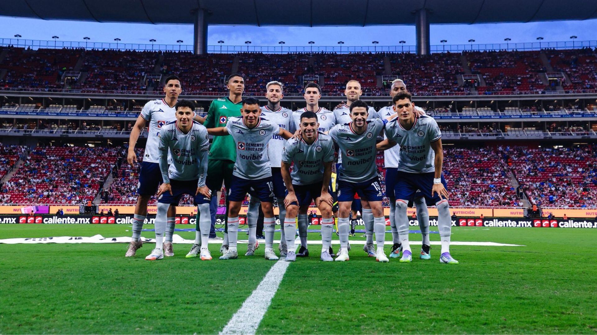 Chivas y Cruz Azul se enfrentan en el Estadio Akron (X@CruzAzul)