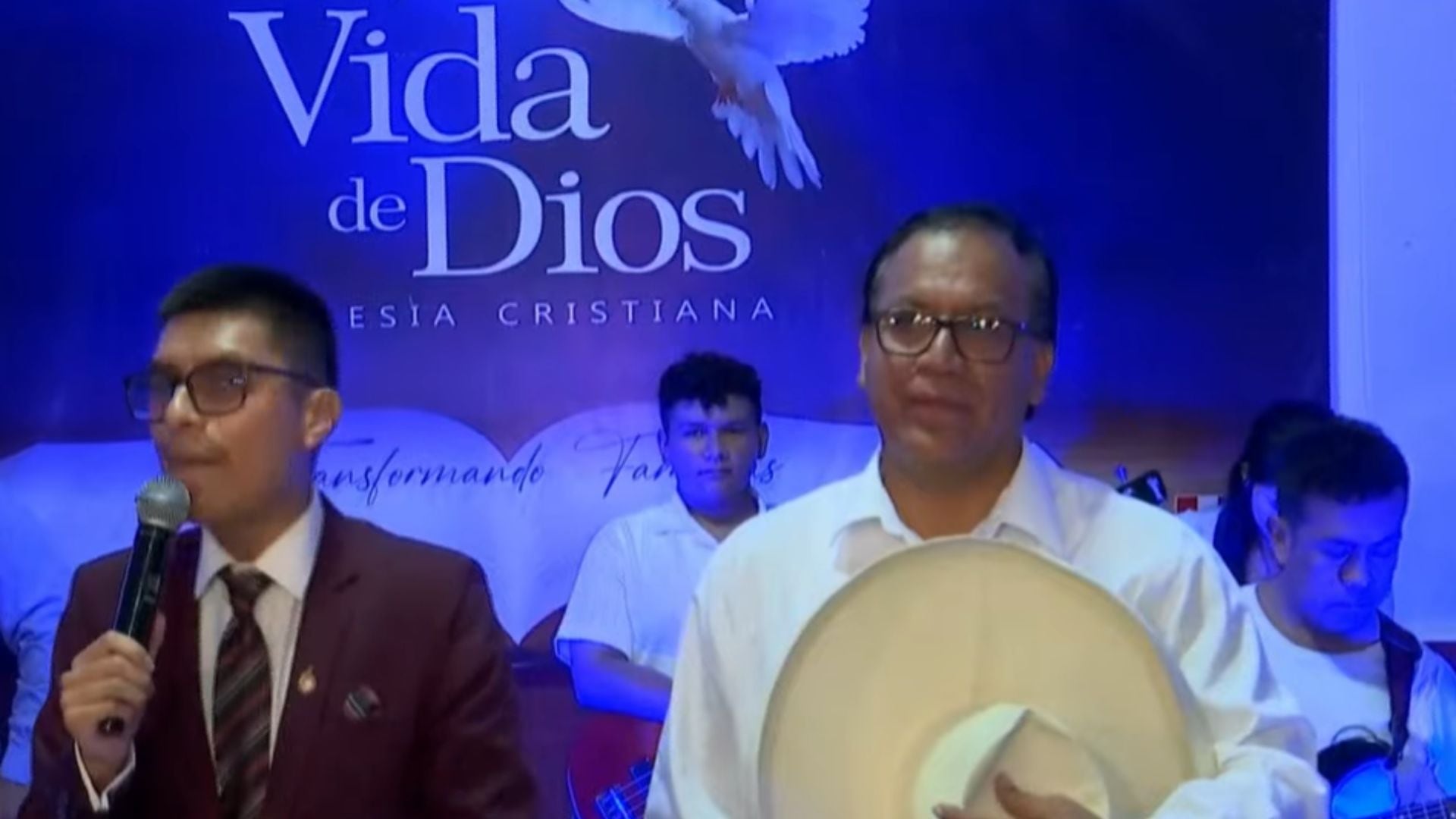 Roberto Sánchez acude a un teplo cristiano antes del debate