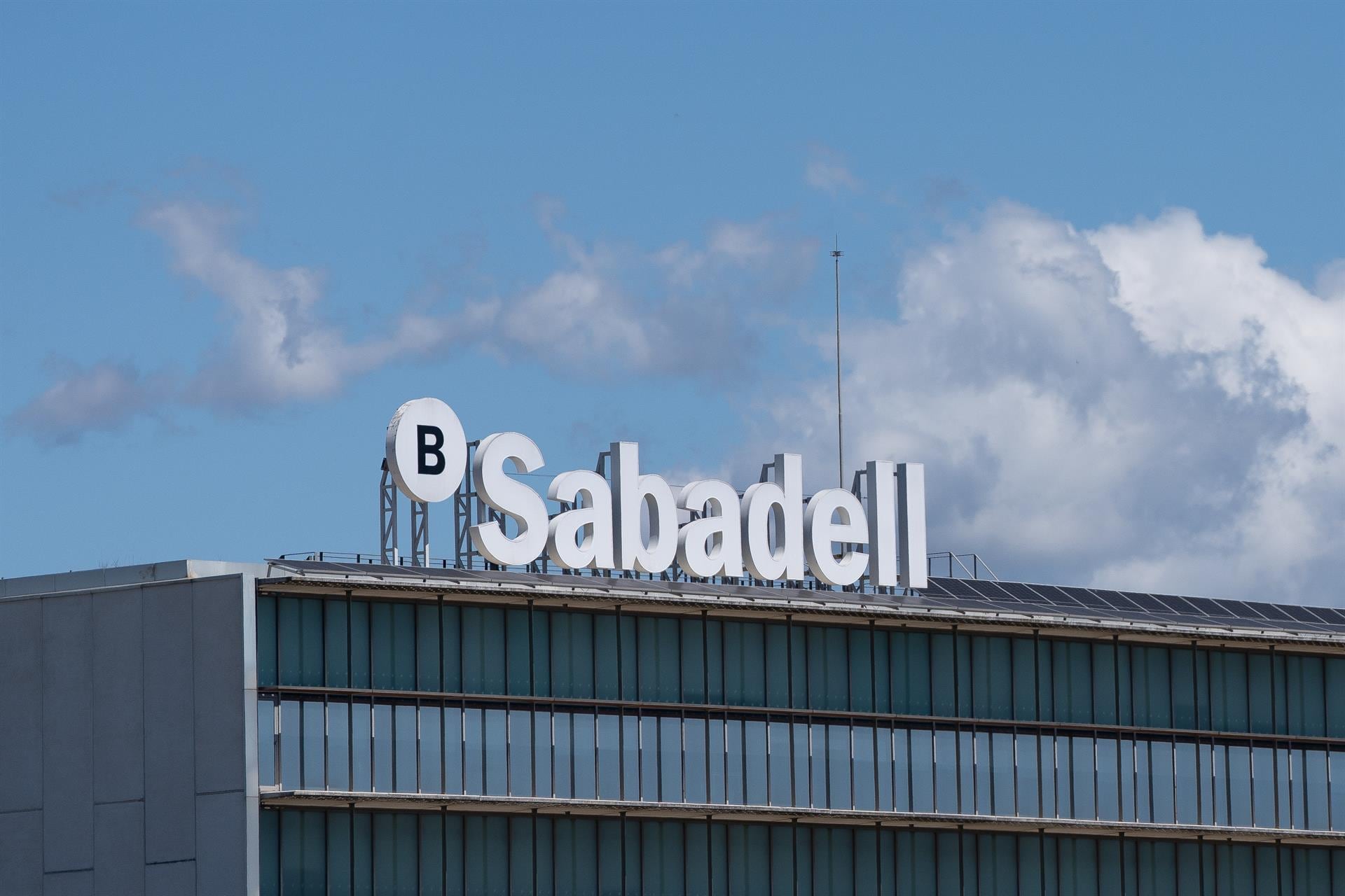 Banco Sabadell lidera las subidas del Ibex 35 (+3%) tras arrancar su recompra de hasta 435 millones