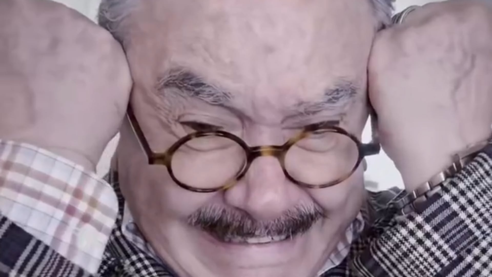 Siguen las burlas contra Pedro Sola, Eugenio Derbez lanza cómico video contra el presentador