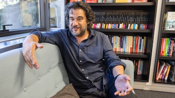 Manuel Jabois junto a su nuevo libro 'La vispera'