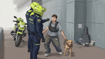 Ilustración de dos policías de espalda con cascos, frente a un joven asustado que sostiene una perrita con correa, con una motocicleta detrás y objetos al fondo.