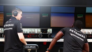 Un miembro del equipo Mercedes,