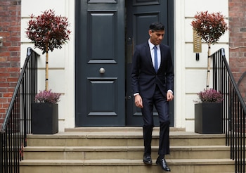 El primer ministro británico, Rishi Sunak, abandona su cuartel general de campaña tras dirigirse a sus simpatizantes, en Londres, Gran Bretaña, el 5 de mayo de 2023. REUTERS/Phil Noble