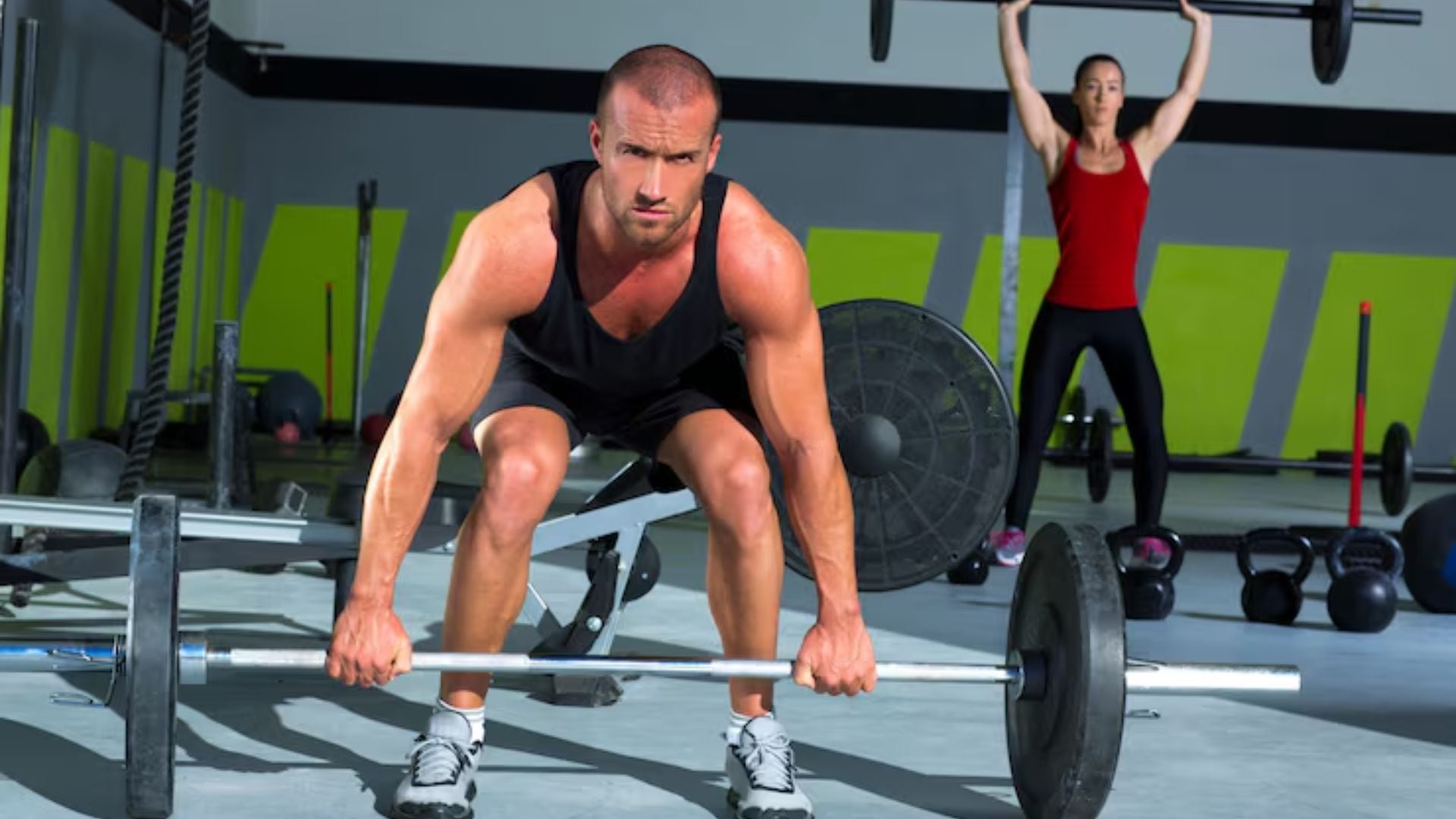 Iniciar el entrenamiento con sobrecarga de peso puede provocar fatiga, lesiones y desánimo, según expertos de Harvard (Imagen Ilustrativa Infobae)