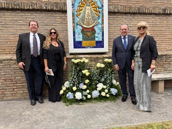 Entronización del mosaico de Nuestra Señora de Luján en los Jardines Vaticanos