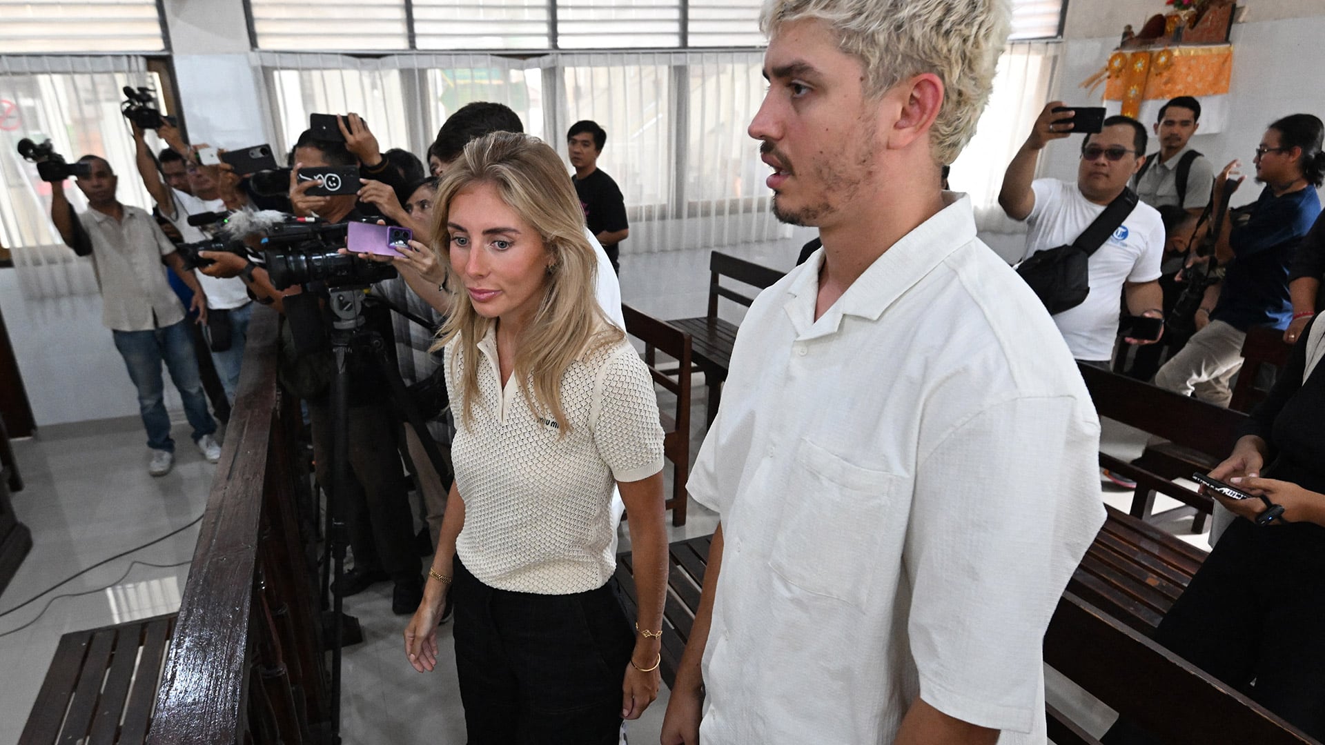 El caso recuerda el de Bonnie Blue, deportada en 2025 por violar normas migratorias mientras generaba contenido en Bali. (Photo by SONNY TUMBELAKA / AFP)