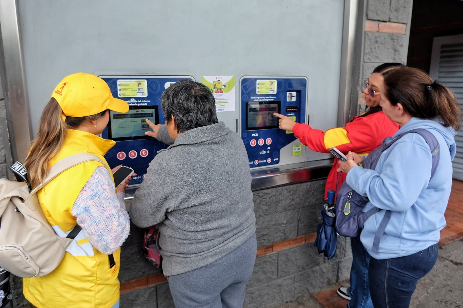 Para activar los pasajes gratuitos, los beneficiarios deben contar con la tarjeta TuLlave personalizada y realizar el proceso en taquillas o puntos automáticos - crédito Secretaría de Integración Social