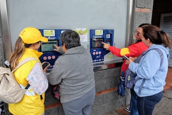 Para activar los pasajes gratuitos, los beneficiarios deben contar con la tarjeta TuLlave personalizada y realizar el proceso en taquillas o puntos automáticos - crédito Secretaría de Integración Social