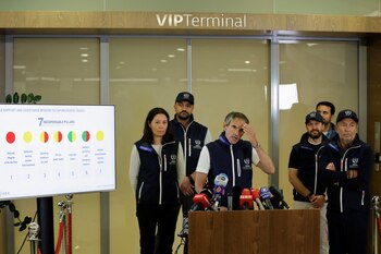 Rafael Grossi junto al equipo