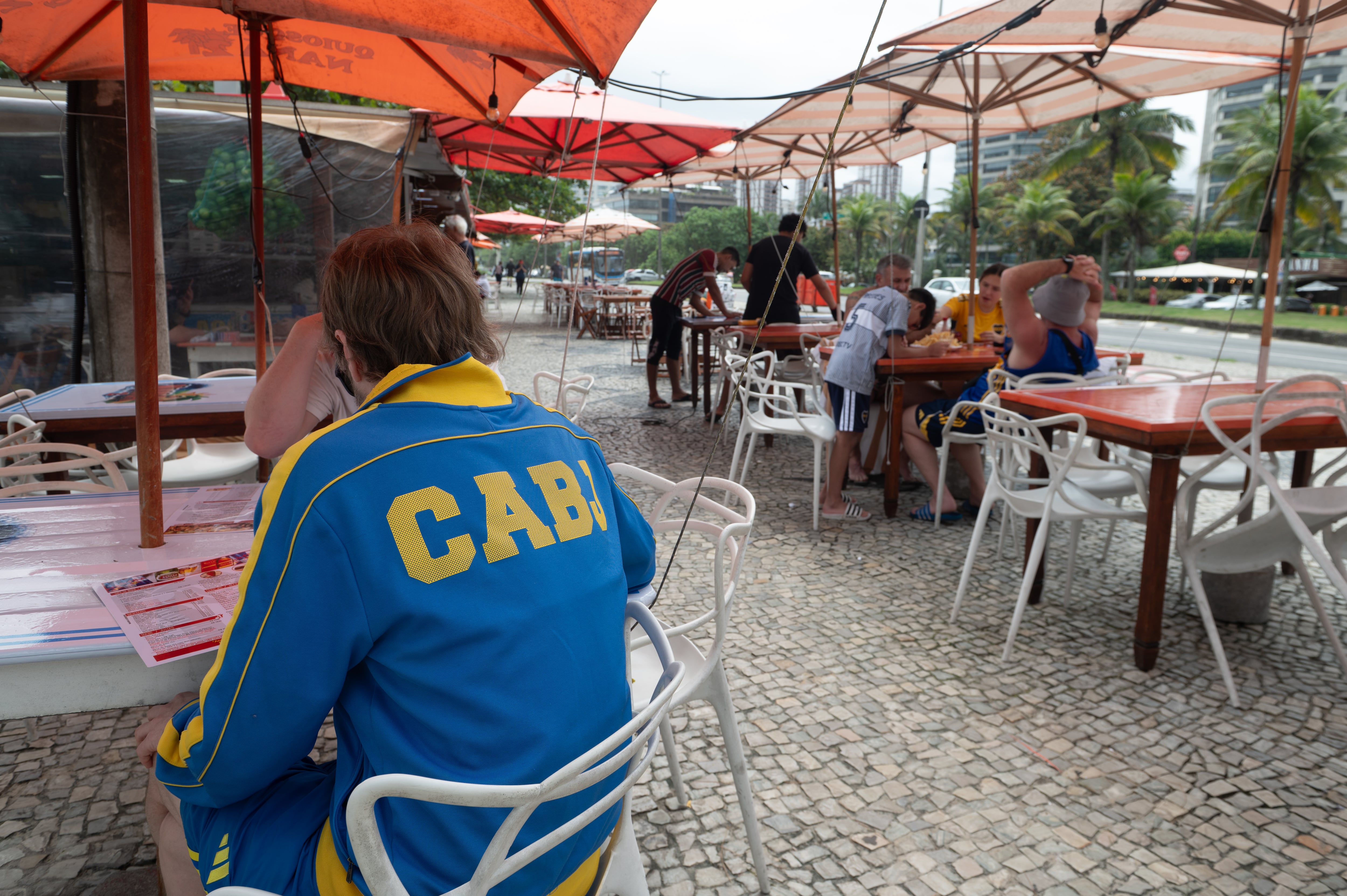 Los hinchas de Boca disfrutan de la previa en Copacabana (Foto: Infobae/Jaime Olivos)