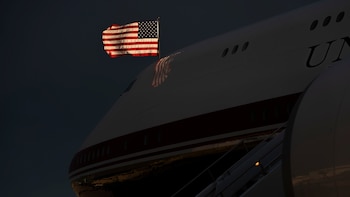 Medidas de seguridad llevaron a Trump a usar el antiguo Air Force One al salir de Turquía