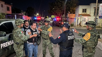 Según reportes de la prensa local, los comunicadores se encontraban debidamente acreditados y realizaban la cobertura en unidades identificadas con logotipos de su medio. (Imagen ilustrativa generada con IA | Infobae México)