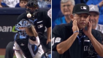 Umpire mexicano abandona juego de MLB tras brutal pelotazo en el rostro