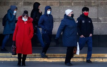 Varias personas caminan por una