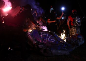 El fuego arde en una