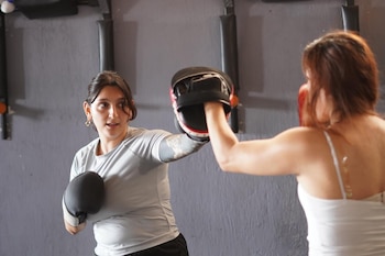 Las participantes de Sakura-Ki afirman que el boxeo y las artes marciales mixtas fortalecen la disciplina, la confianza corporal y la capacidad de reacción.